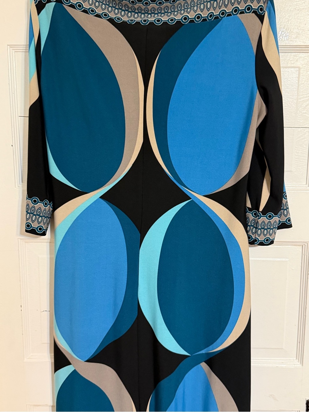 Donna Morgan Long-Sleeve Shift Dress in Blue and Black Geometric Print